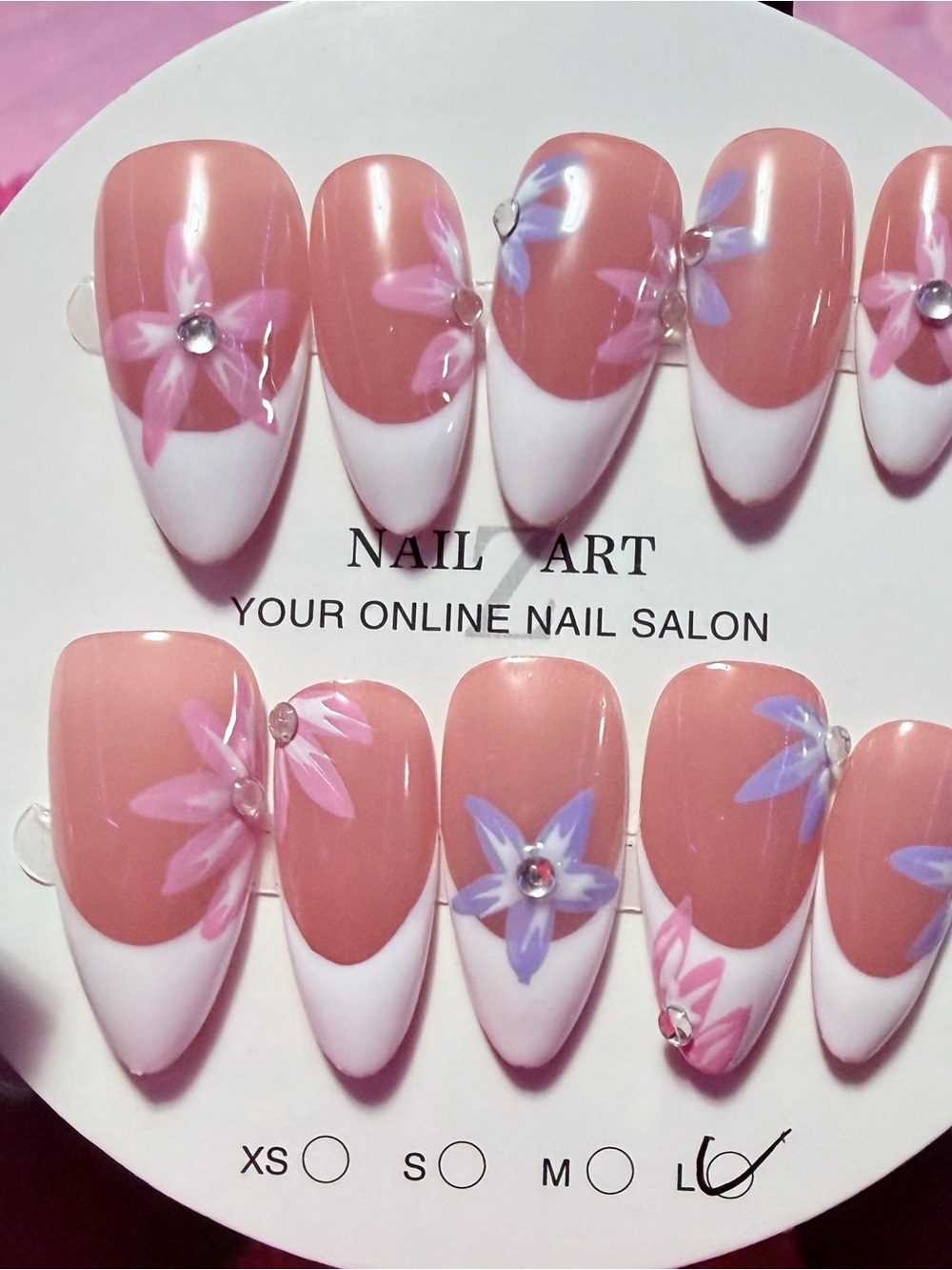 Nail Art Press-On Set in Pink and White with Floral Accents